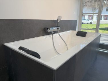 Badewanne mit Duschbrause